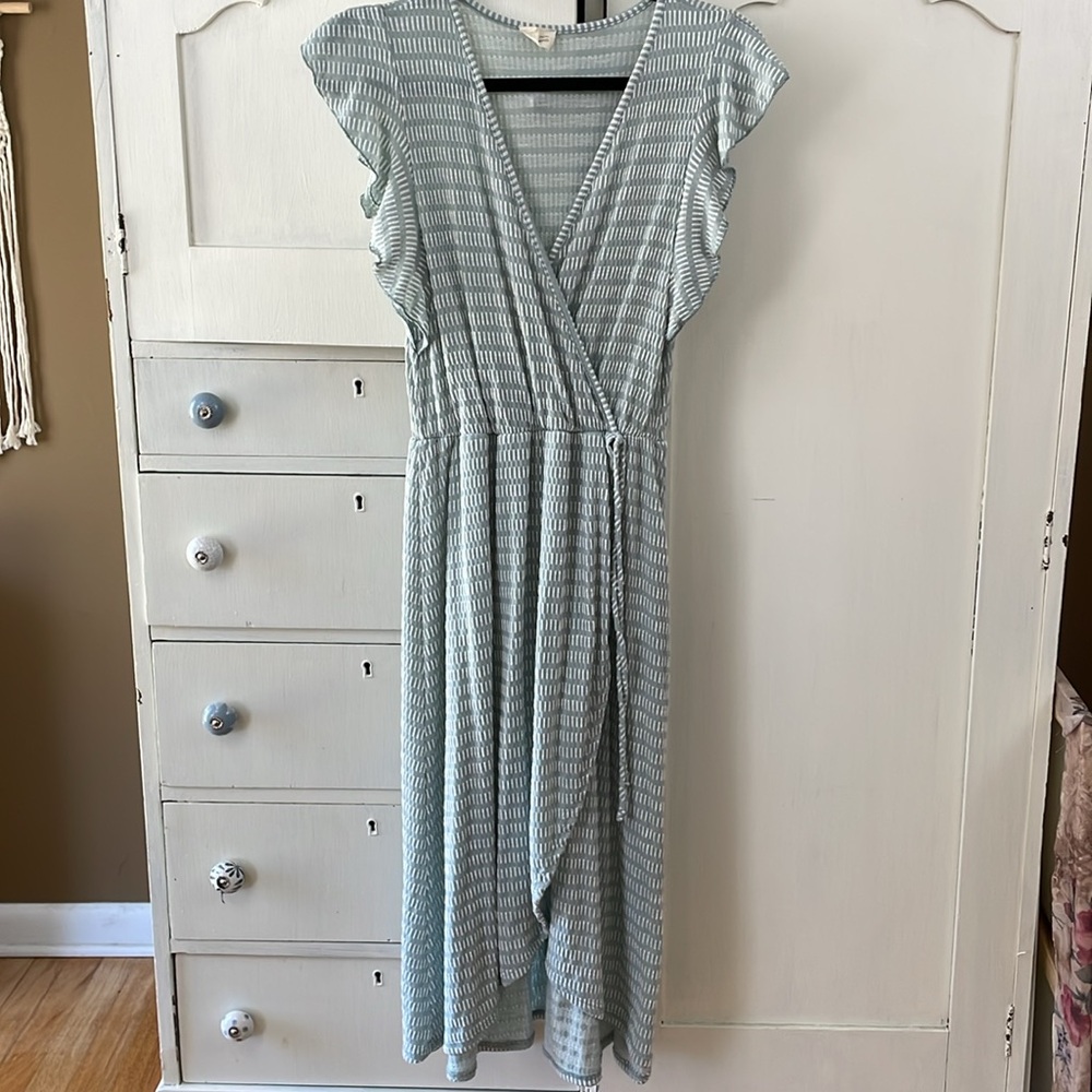 Caution to the wind Dress BOHO textured stretch faux Wrap flutter sleeve L